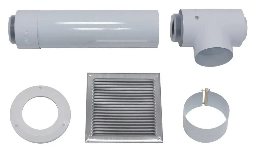 Basis-Anschluss-Set bestehend aus einem langen Rohr, einem T-Stück, einem Lufteinlass und einer Metallabdeckung, gefertigt von Vaillant. Alle Teile in grauem Kunststoff.
